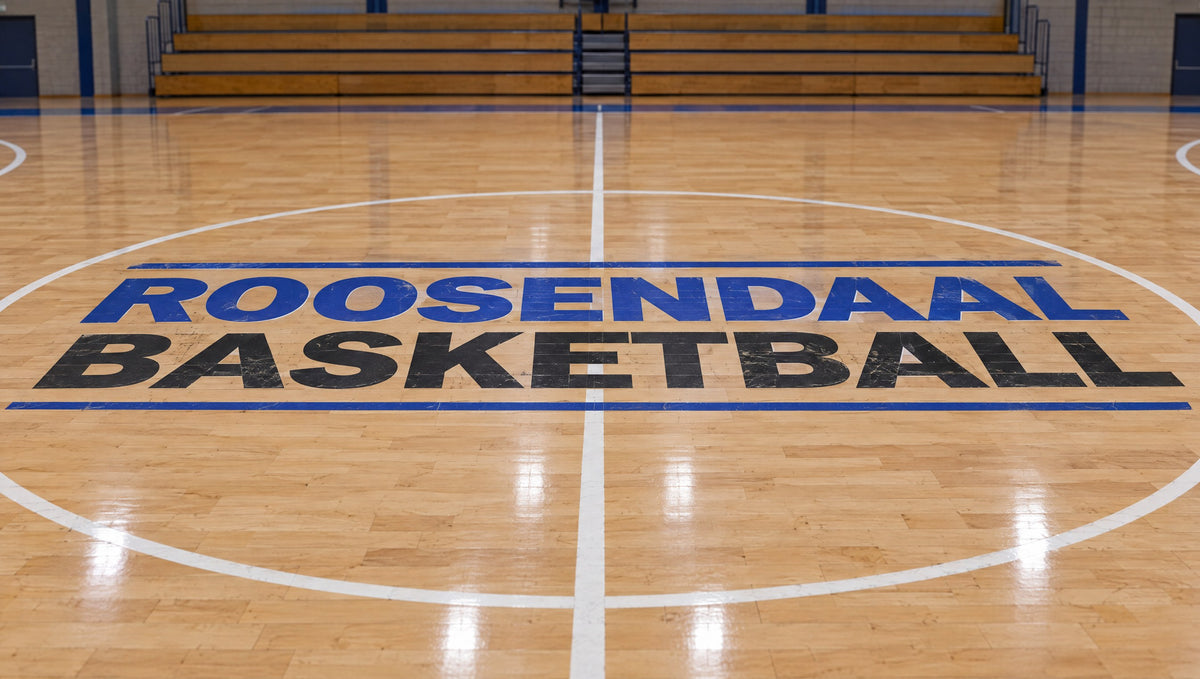 Basketbalvloer met Roosendaal Basketball logo